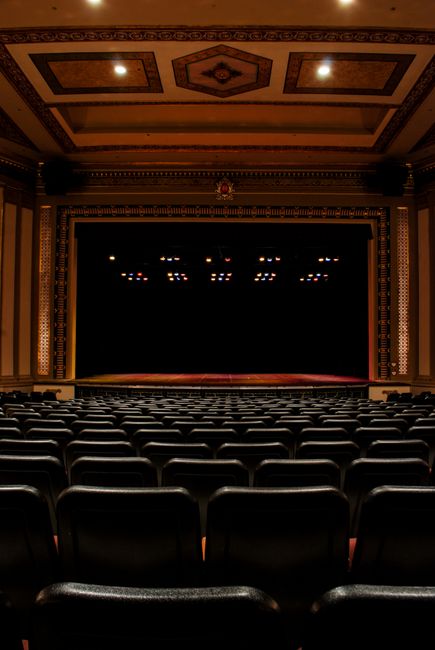 Sternchen-Träger unter Verdacht: Das Pfalztheater Kaiserslautern züchtet professionelle Bühnenwesen aus dem Nichts