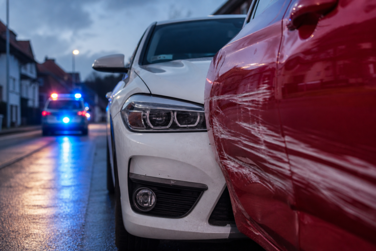 Roter Lack, weißer BMW: Wer kratzte in der Hochspeyerer Weiherstraße?